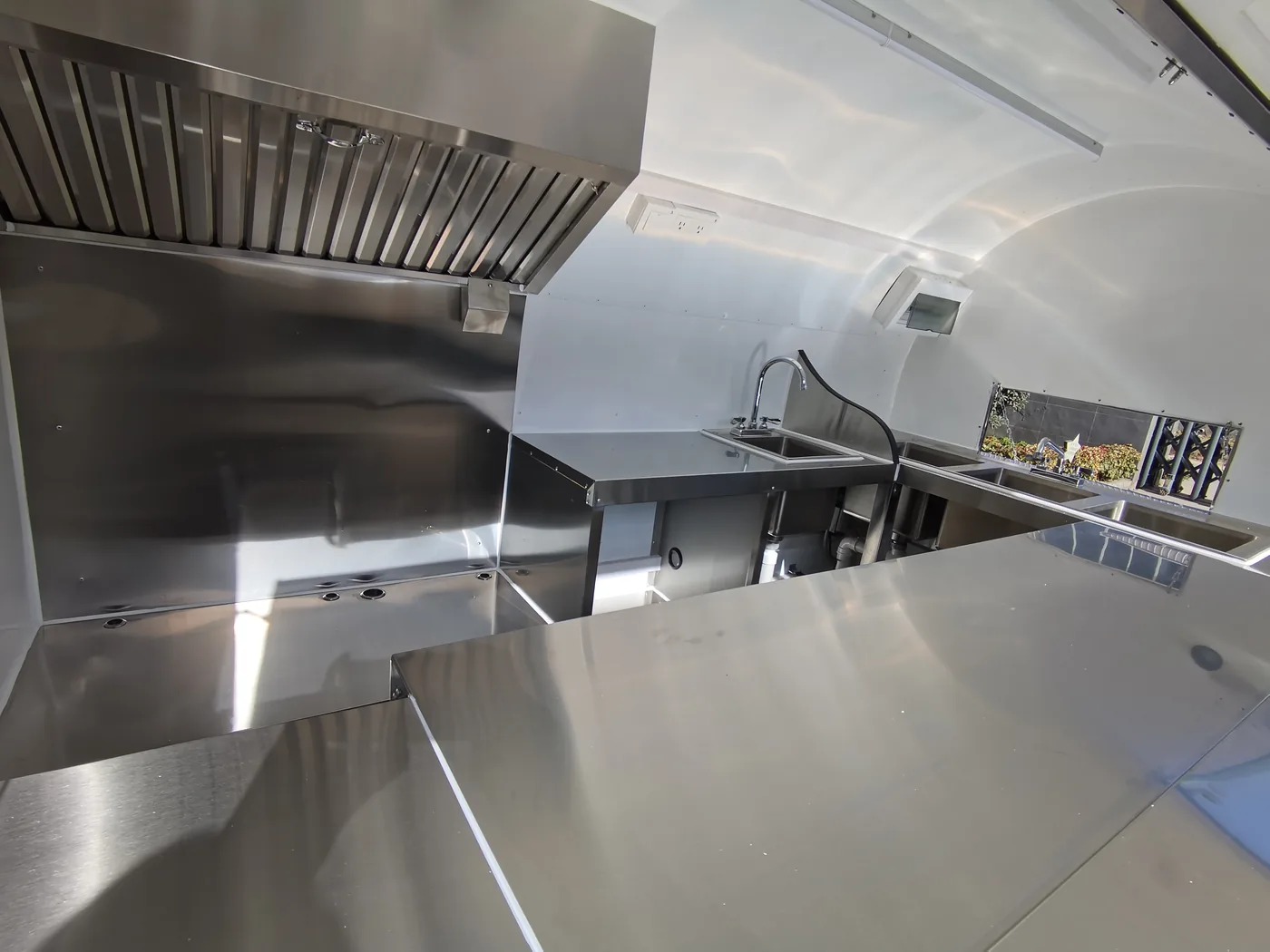Sink, counter and storage arrangement inside a mobile setup